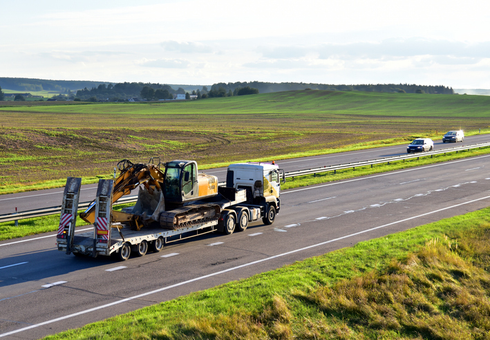 Transport eines Baggers auf der Autobahn