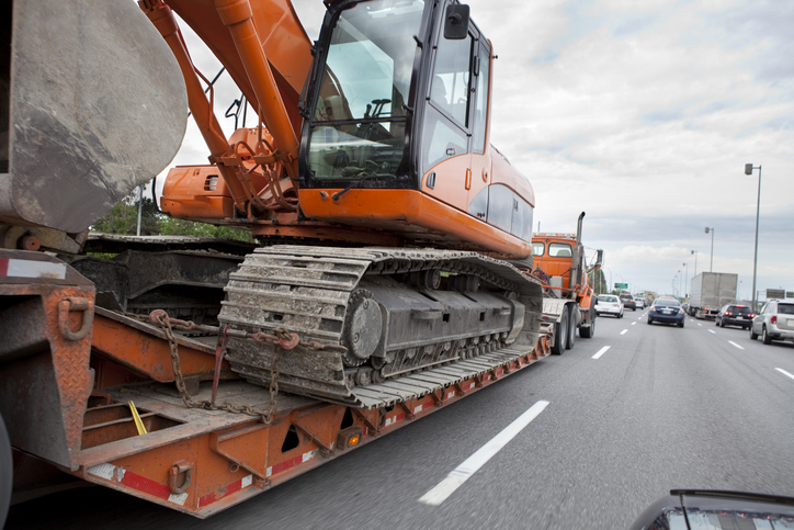 Für einen Baggertransport kommt das Transportmittel Tieflader zum EInsatz